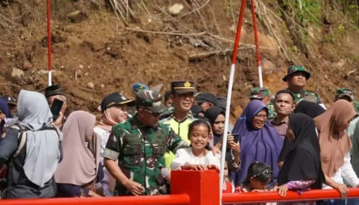 TNI Bangun Jembatan Armco di Malalak, Akses Warga Agam Pulih Pascabanjir Bandang