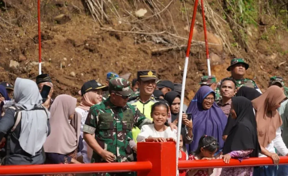 TNI Bangun Jembatan Armco di Malalak, Akses Warga Agam Pulih Pascabanjir Bandang