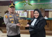 Ratusan Advokat Disumpah di PT Riau, Ida Yulita Terima Bibit Pohon dari Kapolda