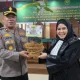 Ratusan Advokat Disumpah di PT Riau, Ida Yulita Terima Bibit Pohon dari Kapolda