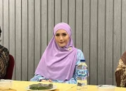 Adelia Pasha Kagumi Fashion Show Internasional di Riau, Batik Lokal Jadi Daya Tarik