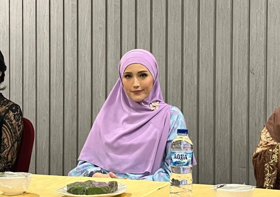 Adelia Pasha Kagumi Fashion Show Internasional di Riau, Batik Lokal Jadi Daya Tarik