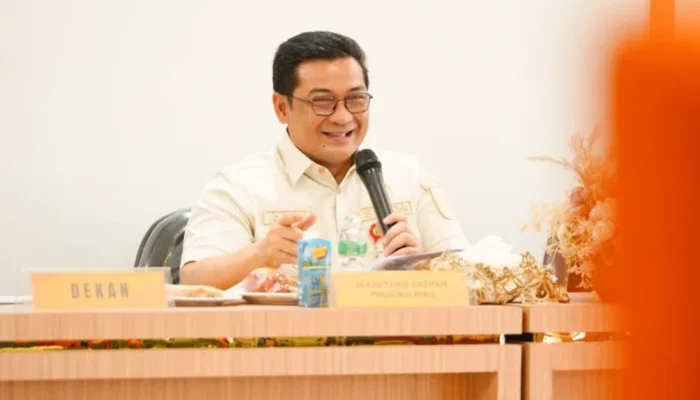 Sekdaprov Riau Soroti Kesenjangan Kemiskinan dan Mutu Layanan Publik di Forum Fisip Unri