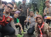 Riau Darurat Lingkungan, Polres Kampar Ajak Siswa Ikut Green Policing dan Penanaman Pohon