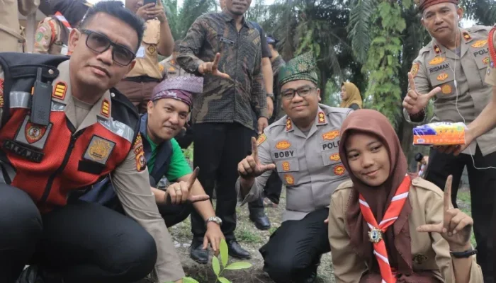 Riau Darurat Lingkungan, Polres Kampar Ajak Siswa Ikut Green Policing dan Penanaman Pohon