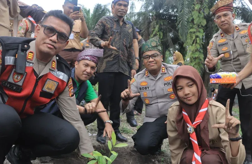 Riau Darurat Lingkungan, Polres Kampar Ajak Siswa Ikut Green Policing dan Penanaman Pohon