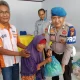 Polsek Tapung Hulu Hadir Lewat Bansos Rutin Untuk Masyarakat Kampar Taktiknews.com, Kampar - Di tengah tekanan ekonomi yang masih dirasakan sebagian masyarakat, kepedulian sosial kembali mengemuka di Kecamatan Tapung Hulu. Kepolisian Sektor (Polsek) Tapung Hulu menunjukkan komitmennya dengan terus hadir mendampingi masyarakat melalui program bantuan sosial (bansos) rutin yang digelar setiap akhir bulan. Program ini menjadi contoh konkret bagaimana sinergi lintas sektor-antara kepolisian, insan pers, pemerintah kecamatan, dan dunia usaha dapat berjalan efektif dalam menjawab kebutuhan sosial masyarakat. Penyaluran bantuan sosial terbaru dilaksanakan di Bukit Kemuning, Kecamatan Tapung Hulu, Jumat (30/1/2026). Sebanyak 30 paket sembako disalurkan kepada warga kurang mampu, dengan sasaran utama lansia dan keluarga yang memiliki keterbatasan ekonomi. Bantuan tersebut berasal dari partisipasi perusahaan yang beroperasi di wilayah Tapung Hulu, yakni PT RKKS yang menyumbangkan 20 paket sembako dan PT Madumas sebanyak 10 paket. Keterlibatan perusahaan ini dinilai sebagai bentuk nyata tanggung jawab sosial (CSR) yang langsung menyentuh masyarakat. Kegiatan tersebut dihadiri perwakilan Polsek Tapung Hulu Jimmy Sibarani, Camat Tapung Hulu, serta jajaran Pers Keadilan Tapung Hulu yang selama ini konsisten menggagas program bansos bulanan. Bantuan diserahkan langsung kepada penerima guna memastikan transparansi dan ketepatan sasaran. Kapolsek Tapung Hulu, Iptu Riko Rizki Mazri, S.H., M.H., menegaskan bahwa kegiatan sosial ini bukan sekadar seremonial, melainkan bentuk kehadiran negara melalui Polri di tengah masyarakat. “Bantuan sosial ini merupakan program yang diinisiasi Pers Keadilan Tapung Hulu dan dilaksanakan secara rutin. Polsek Tapung Hulu mendukung penuh karena kegiatan ini menyentuh langsung kebutuhan masyarakat dan memperkuat ikatan sosial,” tegas Iptu Riko kepada Taktiknews.com. Menurutnya, peran kepolisian tidak hanya sebatas penegakan hukum dan menjaga keamanan, tetapi juga memiliki tanggung jawab moral dalam kegiatan kemanusiaan, terlebih di tengah kondisi ekonomi masyarakat yang belum sepenuhnya pulih. Ia juga mengapresiasi perusahaan yang telah berkontribusi aktif. Sinergi antara Polri, pers, pemerintah, dan dunia usaha dinilai menjadi kunci dalam menjaga stabilitas sosial serta mencegah munculnya kesenjangan di tengah masyarakat. Melalui kegiatan bansos rutin ini, Polsek Tapung Hulu berharap semangat kepedulian sosial dapat terus tumbuh dan menjadi budaya bersama, sehingga kehadiran negara benar-benar dirasakan oleh masyarakat hingga ke lapisan paling bawah.