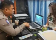 Gunakan Ponsel Saat Mengemudi, Pelaku Tabrak Lari Pekerja Jalan Sampai Tewas