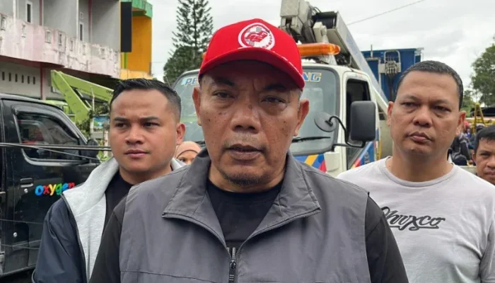 Tiang Fiber Optik Tumbang Ganggu Warga, Pemko Pekanbaru Turun Tangan