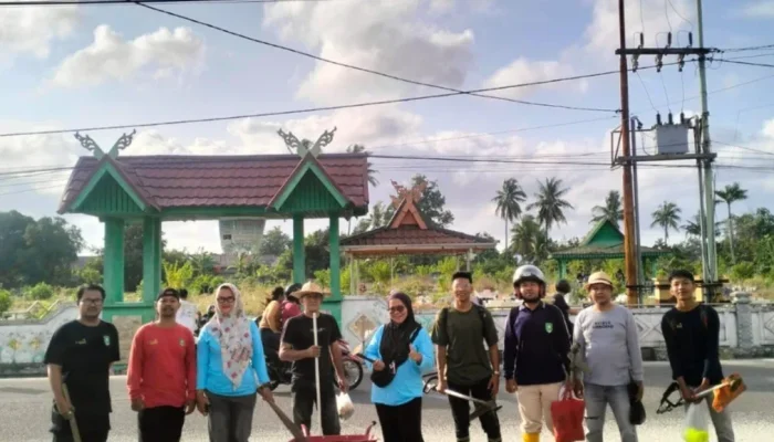 Jelang Ramadan, Pemuda Bengkalis Bersihkan TPU Taman Kota Layu