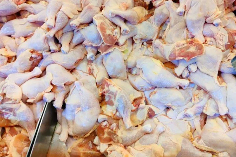 Jelang Ramadan 2026, Harga Ayam di Pasar Arengka Pekanbaru Masih Stabil