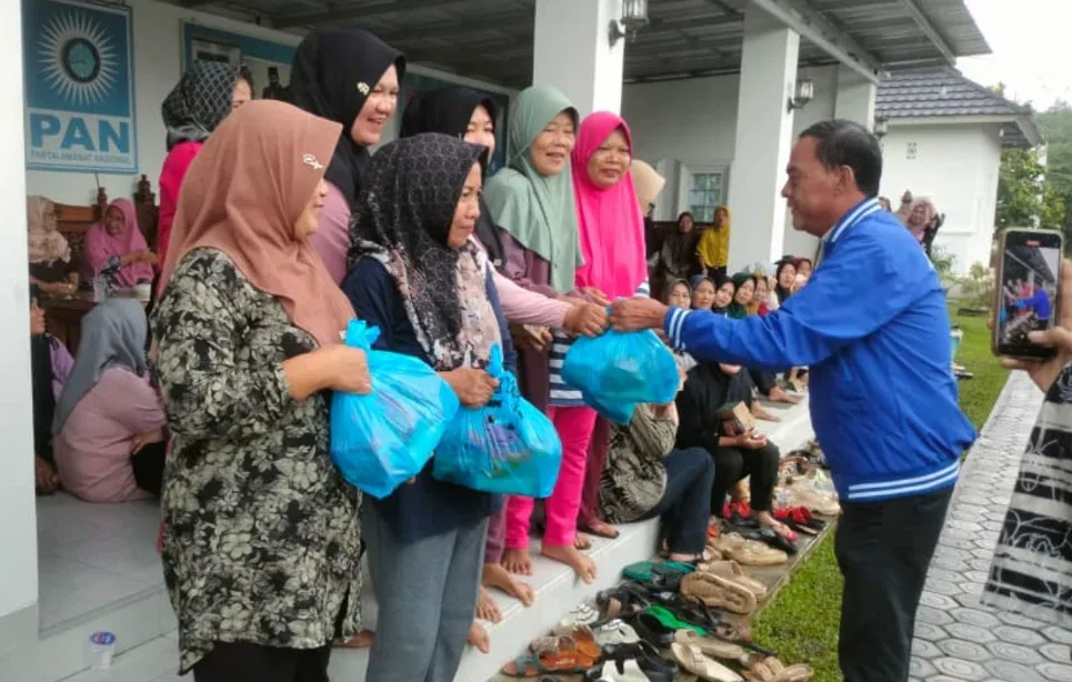 Jelang Ramadan, PAN Pesawaran Bagikan 150 Paket Sembako untuk Warga