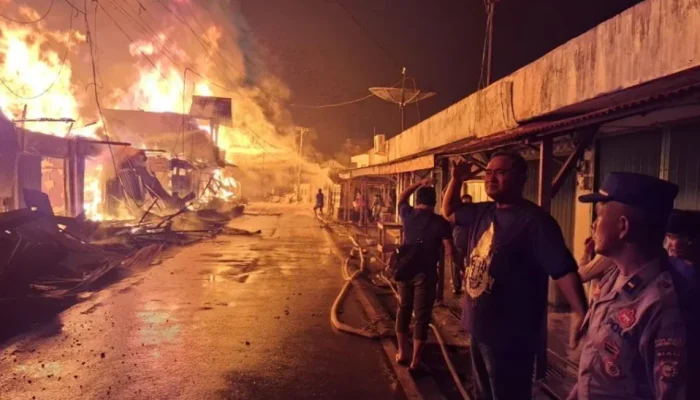 Kebakaran Pasar Peranap Saat Tarawih, 13 Toko Ludes Terbakar