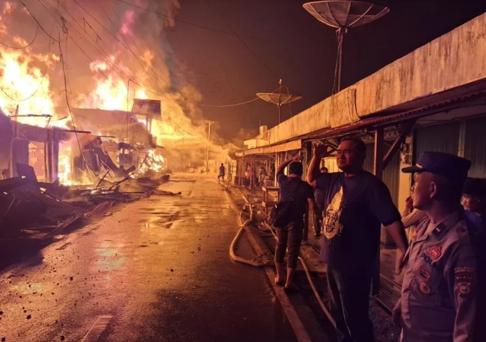 Kebakaran Pasar Peranap Saat Tarawih, 13 Toko Ludes Terbakar