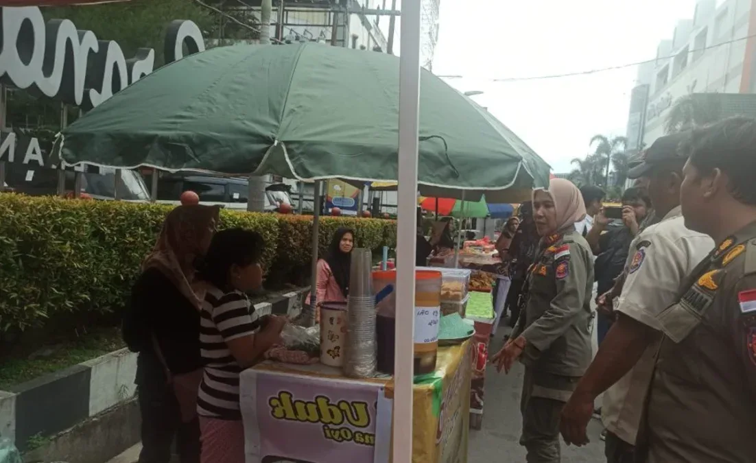 Kemacetan Parah di Jalan Tengku Umar Akibat PKL Takjil, Satpol PP Pekanbaru Siapkan Penertiban