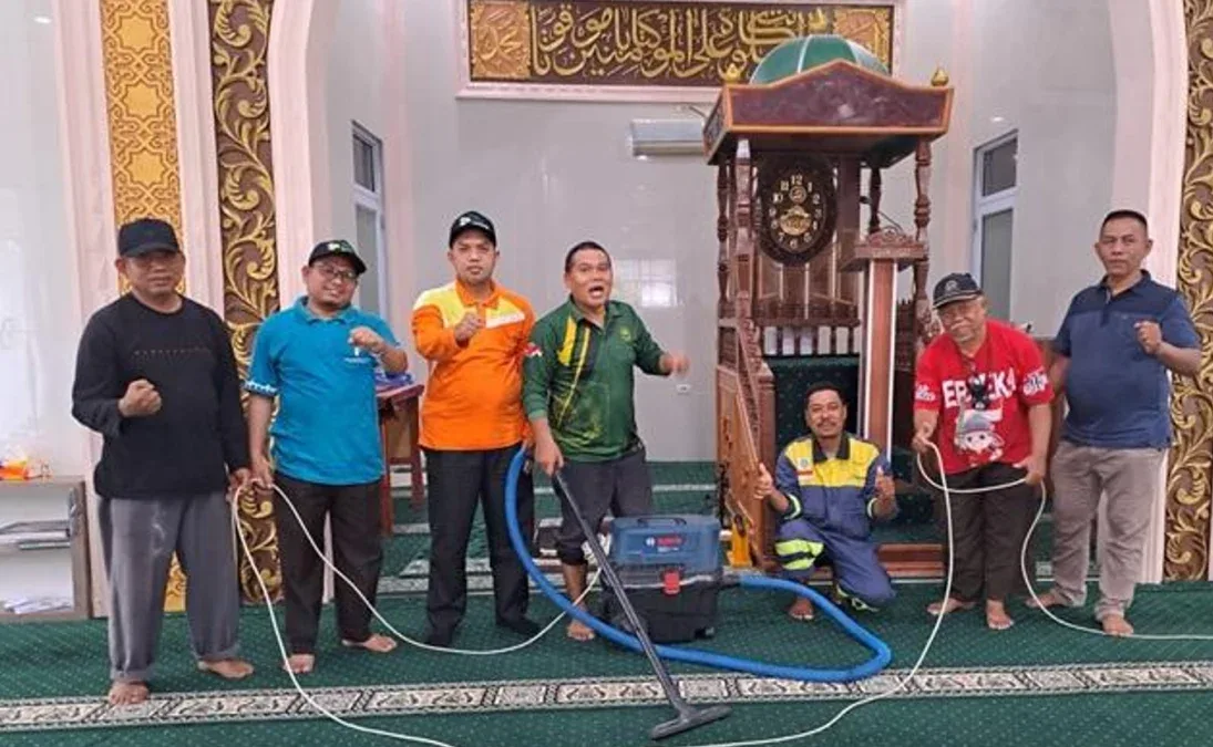 KUA se-Riau Gelar Gerakan Bersama Bersih-Bersih Masjid Sambut Ramadan 1447 H