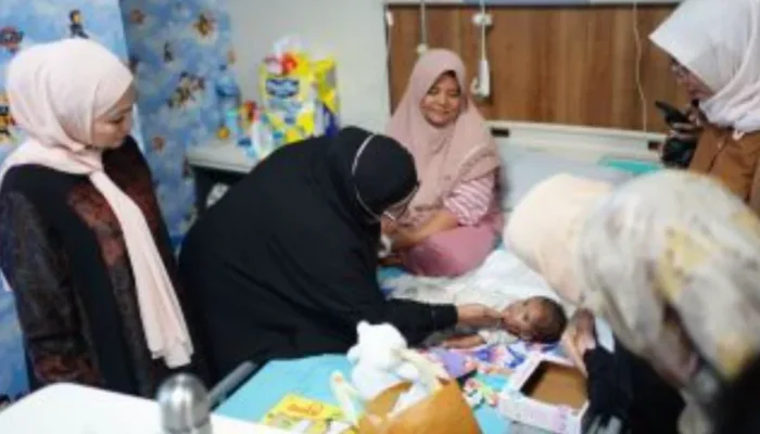 Kunjungi RSUD Arifin Achmad, TP PKK Riau Soroti Kasus Gizi Buruk Anak