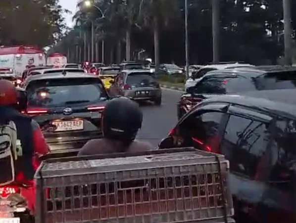 Libur Imlek 2026, Arus Lalu Lintas Pekanbaru Padat, Polisi Lakukan Rekayasa Jalan