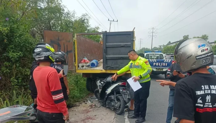 Motor Ditumpangi Tiga Pelajar Tabrak Truk Parkir, Satu Tewas di Rumbai Pesisir