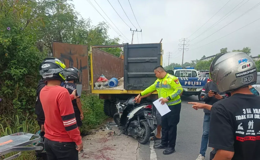 Motor Ditumpangi Tiga Pelajar Tabrak Truk Parkir, Satu Tewas di Rumbai Pesisir