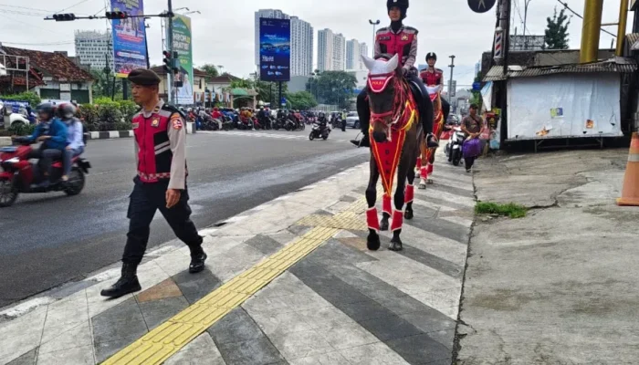 Patroli Berkuda Polri di Margonda Depok, Aksi Humanis Den Turangga Curi Perhatian Warga
