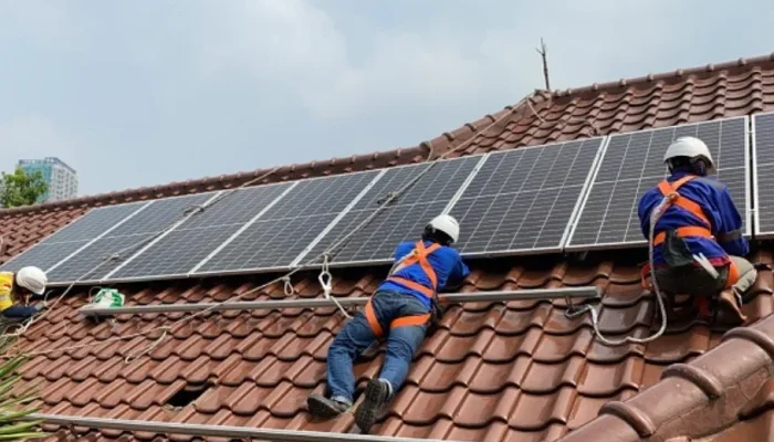 PLTS Atap Tersandera Regulasi, Transisi Energi Rumah Tangga Jalan di Tempat