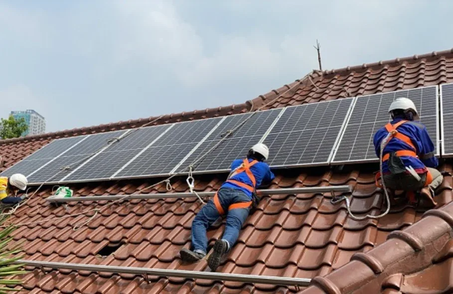 PLTS Atap Tersandera Regulasi, Transisi Energi Rumah Tangga Jalan di Tempat