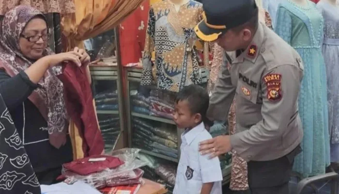 Polres Dumai Bantu Seragam Sekolah Anak Kurang Mampu di Dumai Timur