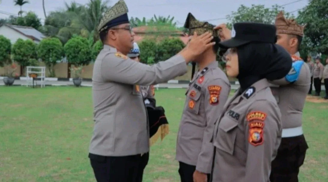 Polres Kampar Wajibkan Tanjak dan Selempang Setiap Jumat, Tegaskan Komitmen Jaga Marwah Melayu