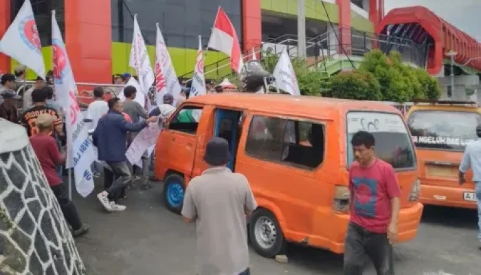 LSM Geruduk Kantor Wali Kota Bandar Lampung, Tuduh Ada Dugaan Pungli di Satpol PP: “Jika Perda Tak Ditegakkan, Siapa yang Bermain?”