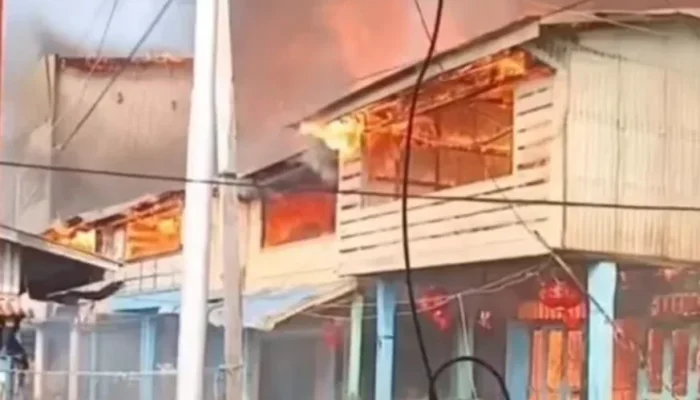 Kebakaran Hebat di Concong Inhil, 26 Rumah dan Mapolsek Ludes Terbakar