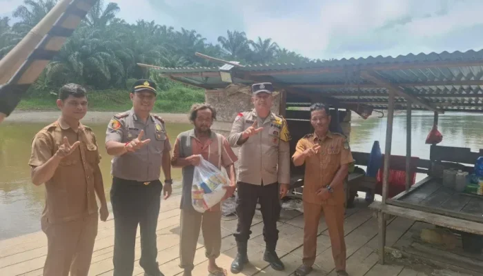 Polsek Rambah Hilir Salurkan Bantuan Sembako Lewat Program JALUR, Warga Kurang Mampu Terbantu