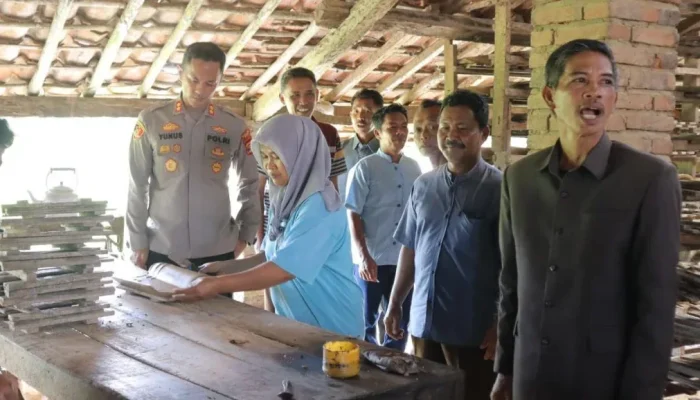 Kapolres Pringsewu Tinjau Sentra Genteng Pekon Banyuwangi, Diskresi Diberikan Demi Selamatkan 300 Industri