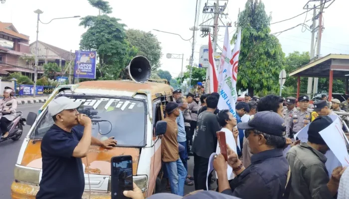 Demo di Depan Kantor Wali Kota, L@PAKK Soroti Anggaran Miliaran hingga Program Umroh