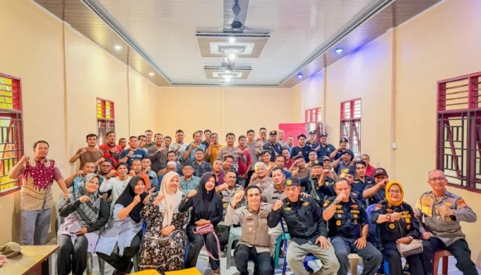 Silaturahmi ke Kepenuhan Barat, Kapolres Rohul Beri Penghargaan dan Salurkan Bansos