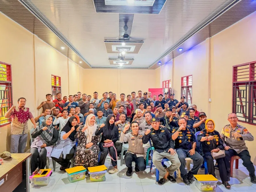 Kapolres Rohul Beri Penghargaan dan Salurkan Bansos