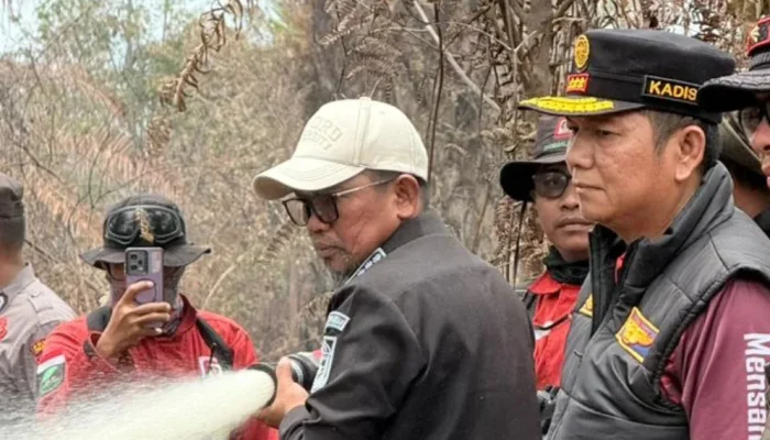 Karhutla Pelalawan Meluas, Bupati Zukri Turun Langsung Awasi Titik Api di Teluk Meranti