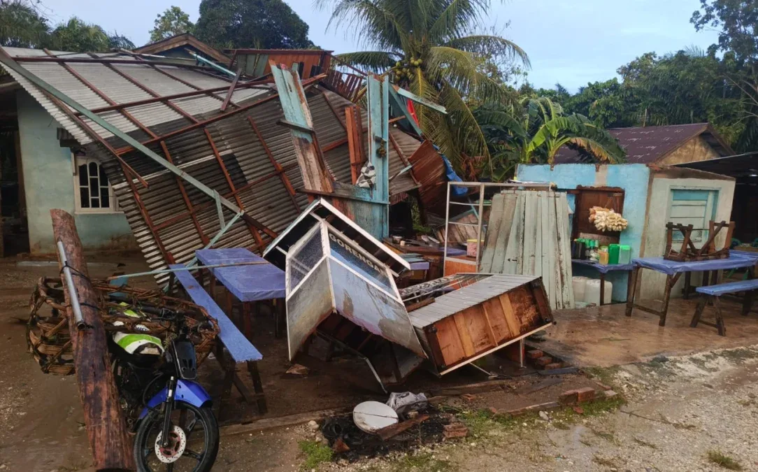 Puting Beliung Terjang Kampar, Warung Sate Hancur dalam Hitungan Menit