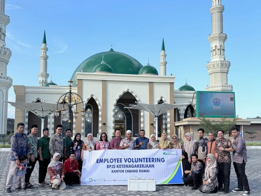 Semangat Berbagi Ramadan, Insan BPJS Ketenagakerjaan Dumai Bagikan Takjil di DIC