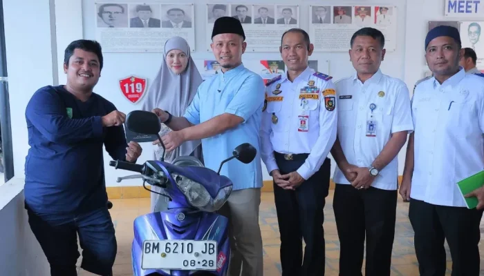 Wako Pekanbaru Serahkan Motor Pengganti untuk Warga Disabilitas Korban Kehilangan