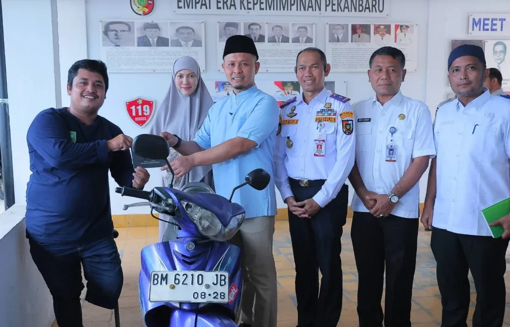 Wako Pekanbaru Serahkan Motor Pengganti untuk Warga Disabilitas