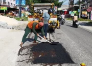 Dilaporkan Warga Pagi Hari, Jalan Sepakat Pekanbaru Langsung Diperbaiki