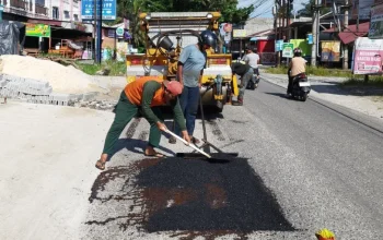 Dilaporkan Warga Pagi Hari, Jalan Sepakat Pekanbaru Langsung Diperbaiki