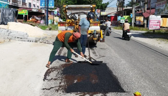 Dilaporkan Warga Pagi Hari, Jalan Sepakat Pekanbaru Langsung Diperbaiki