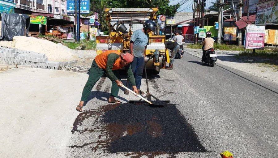 Dilaporkan Warga Pagi Hari, Jalan Sepakat Pekanbaru Langsung Diperbaiki