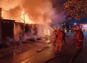 Kebakaran Kios Pekanbaru Dini Hari, Tiga Unit Hangus di Jalan Kuau
