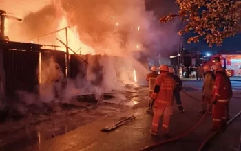 Kebakaran Kios Pekanbaru Dini Hari, Tiga Unit Hangus di Jalan Kuau