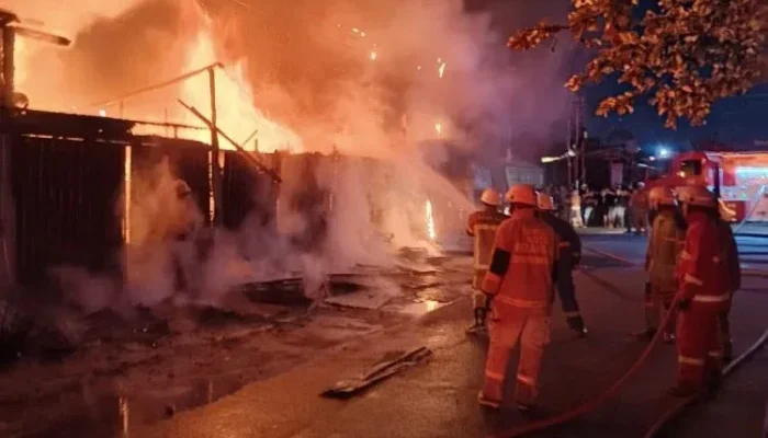 Kebakaran Kios Pekanbaru Dini Hari, Tiga Unit Hangus di Jalan Kuau