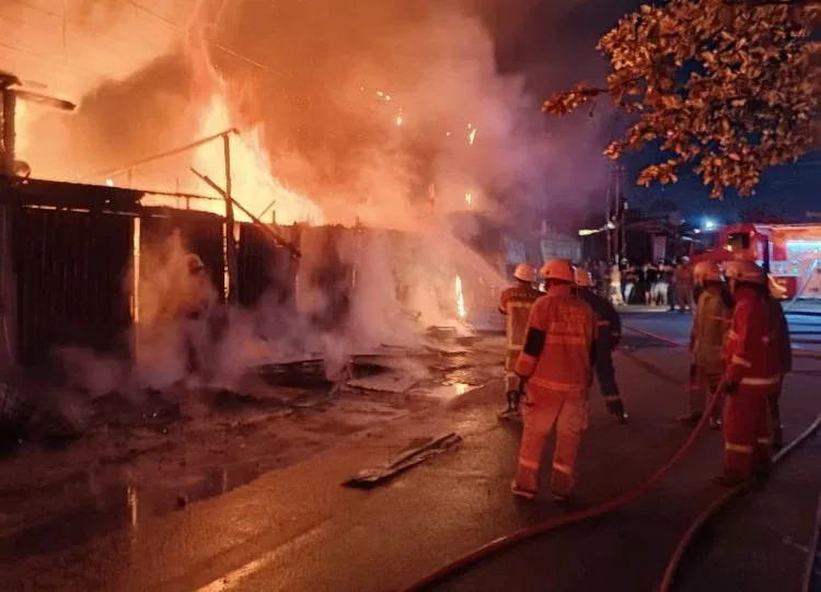 Kebakaran Kios Pekanbaru Dini Hari, Tiga Unit Hangus di Jalan Kuau
