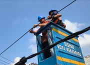 Agung Nugroho Mulai Potong Kabel Fiber Optik Semrawut, Pemko Pekanbaru Tertibkan Provider Nakal